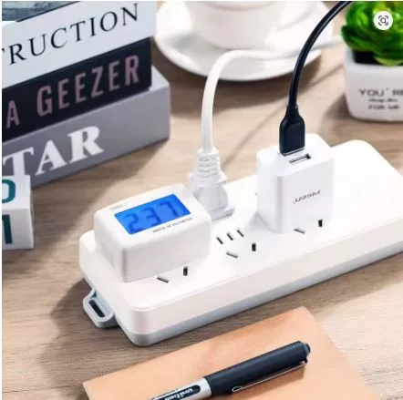 AC 110V–220V Digitális Voltmérő – EU szabványos csatlakozóval, LCD kijelzővel