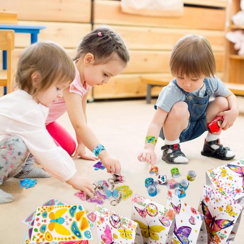 48 darabos Pillangós Party Ajándék Szett – Ajándéktasakok, kulcstartók, karkötők és matricák