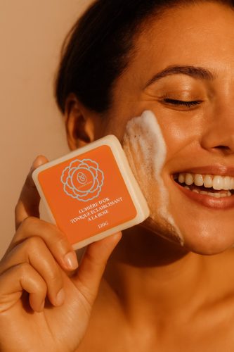 Savon Lumière d’Or – Bőrvilágosító és Tonizáló Rózsaszappan (120 g)